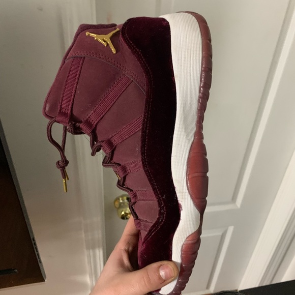 Maroon jordan 11s - Picture 9 of 9